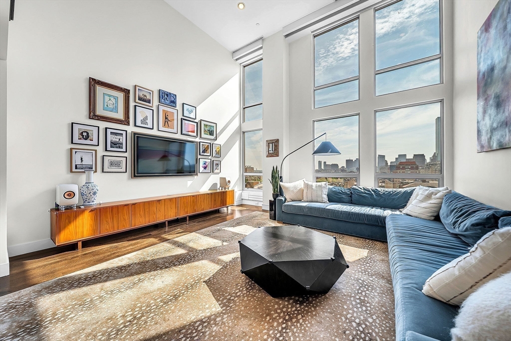 360 Newbury Street Unit: PH807