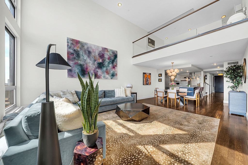 360 Newbury Street Unit: PH807