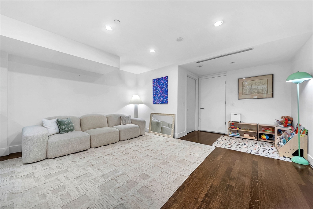 360 Newbury Street Unit: PH807