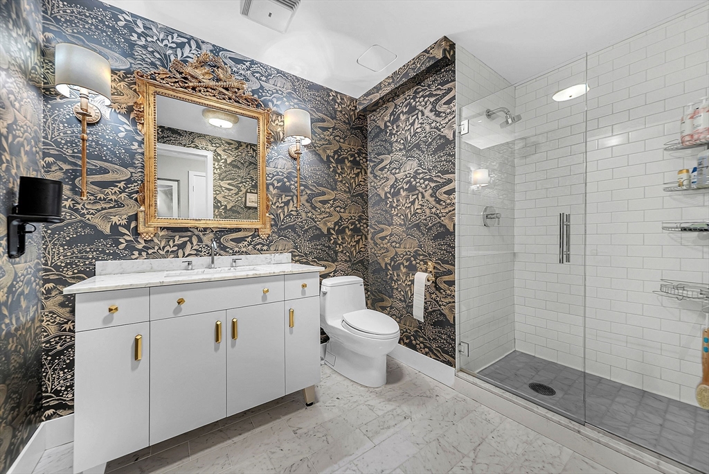 360 Newbury Street Unit: PH807