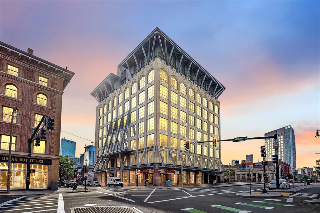 360 Newbury Street Unit: PH807