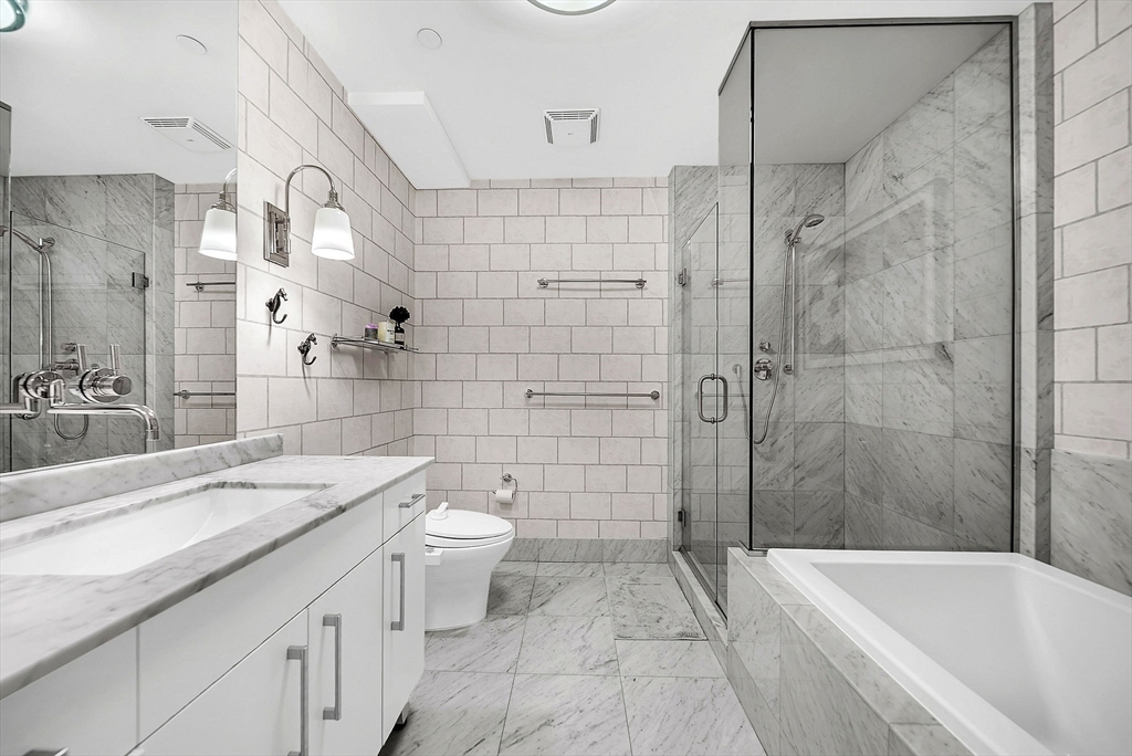 360 Newbury Street Unit: PH807