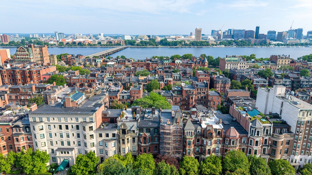 360 Newbury Street Unit: PH807