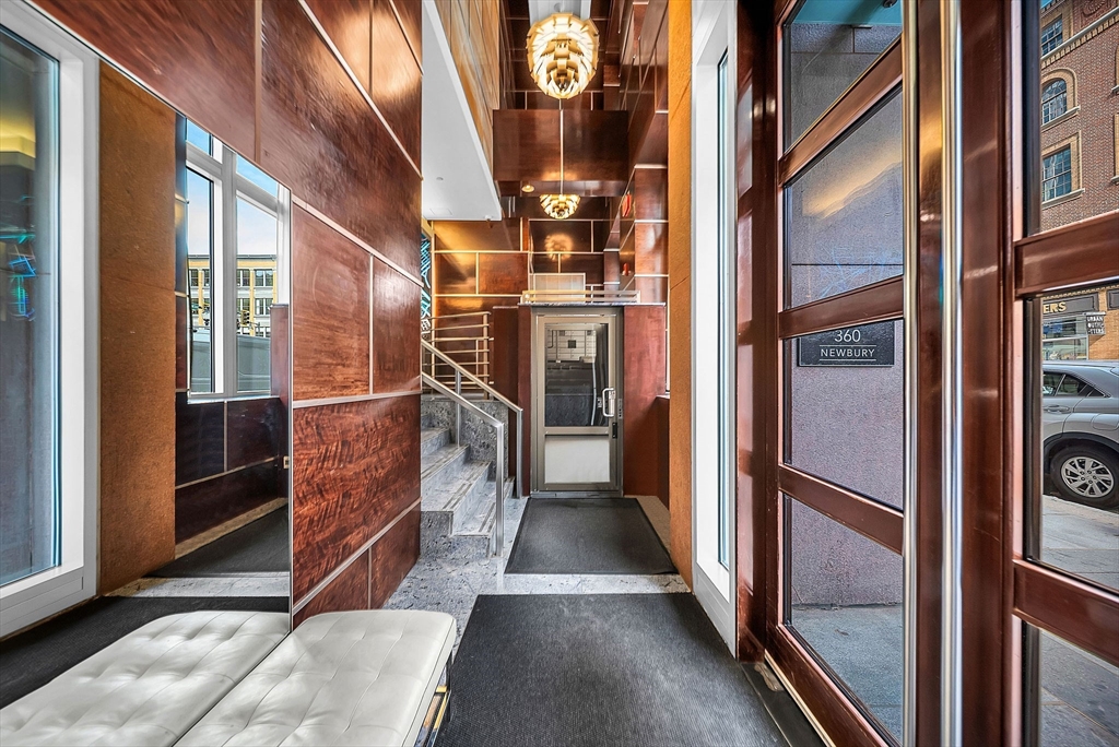 360 Newbury Street Unit: PH807