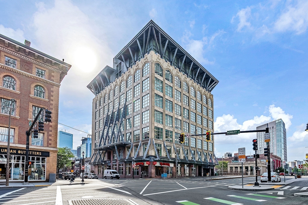 360 Newbury Street Unit: PH807