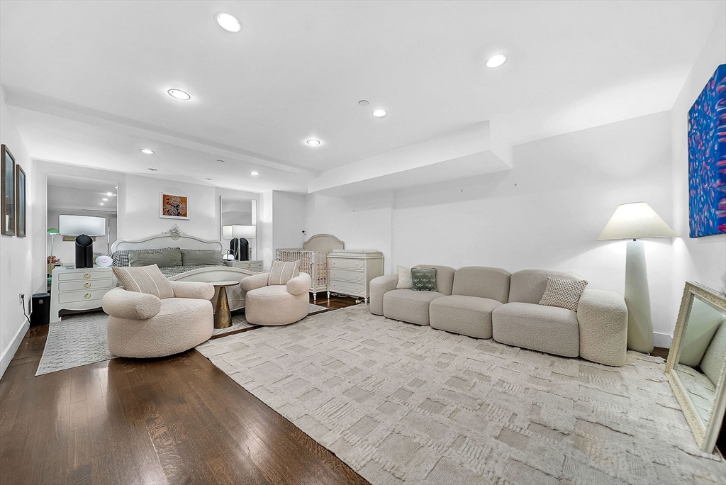 360 Newbury Street Unit: PH807