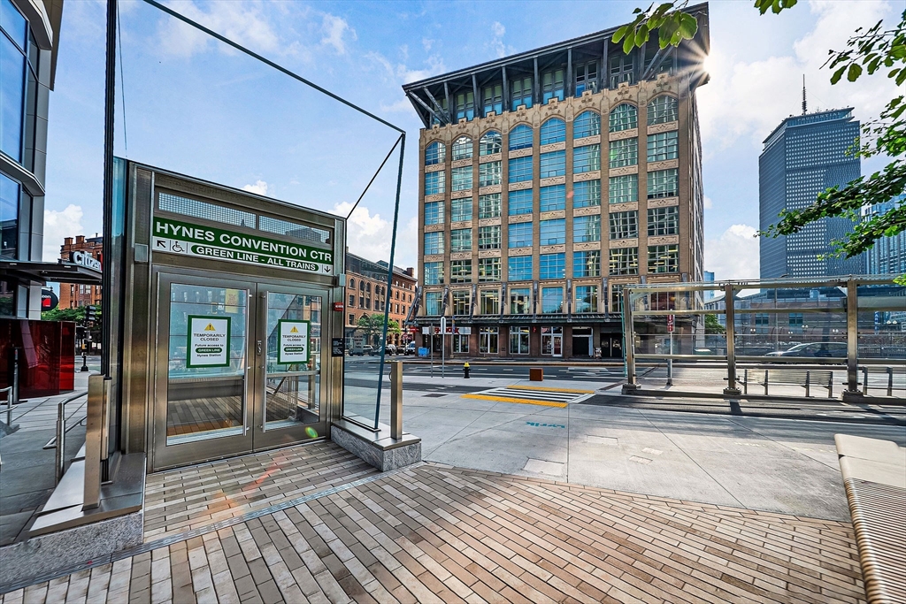 360 Newbury Street Unit: PH807