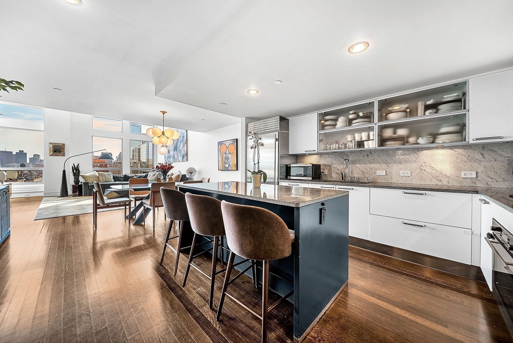 360 Newbury Street Unit: PH807