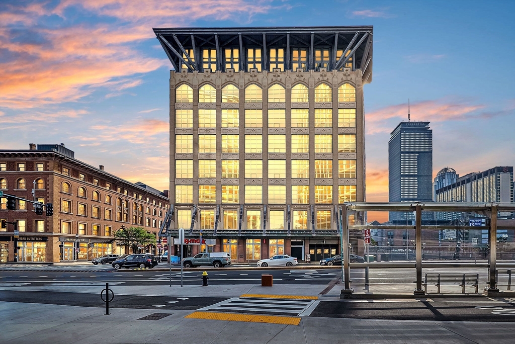 360 Newbury Street Unit: PH807