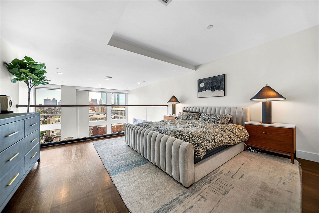 360 Newbury Street Unit: PH807
