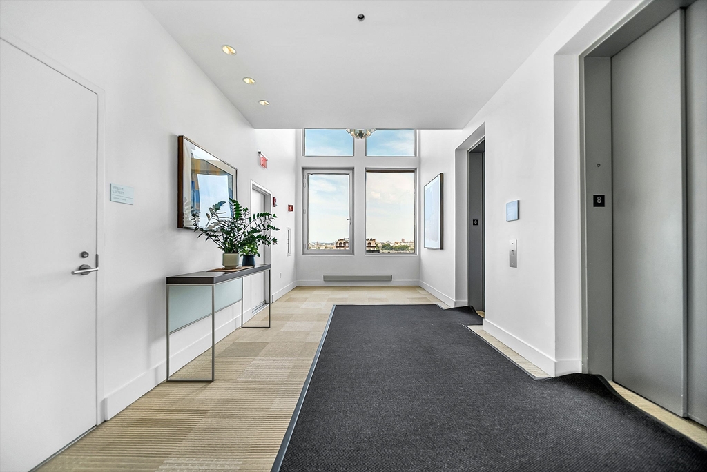 360 Newbury Street Unit: PH807