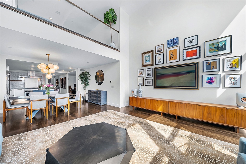 360 Newbury Street Unit: PH807
