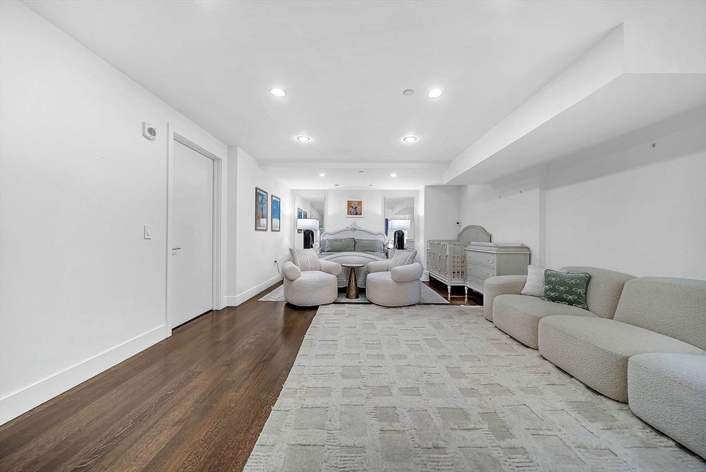 360 Newbury Street Unit: PH807