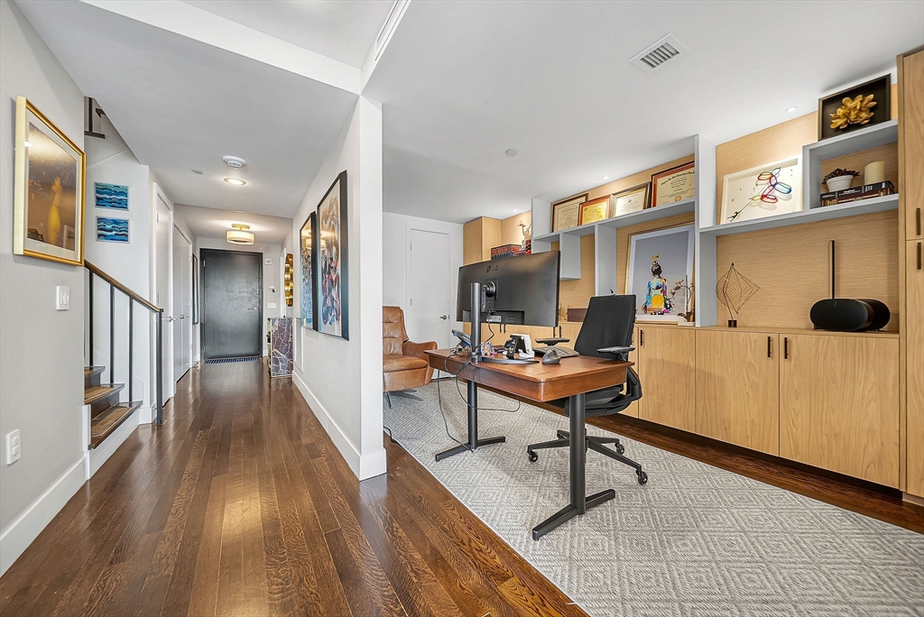 360 Newbury Street Unit: PH807
