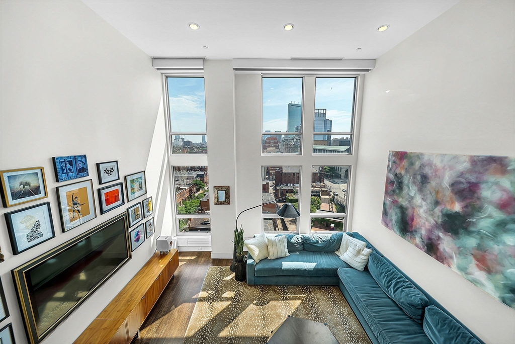 360 Newbury Street Unit: PH807