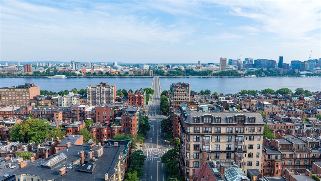 360 Newbury Street Unit: PH807