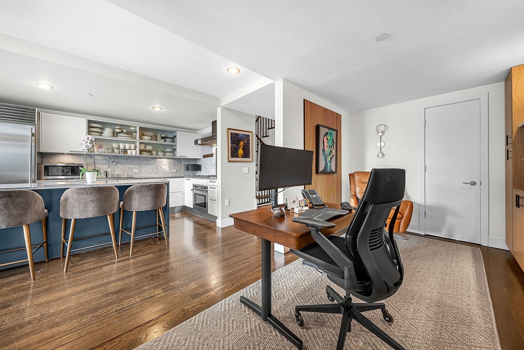 360 Newbury Street Unit: PH807