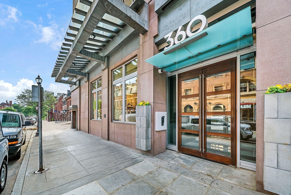 360 Newbury Street Unit: PH807