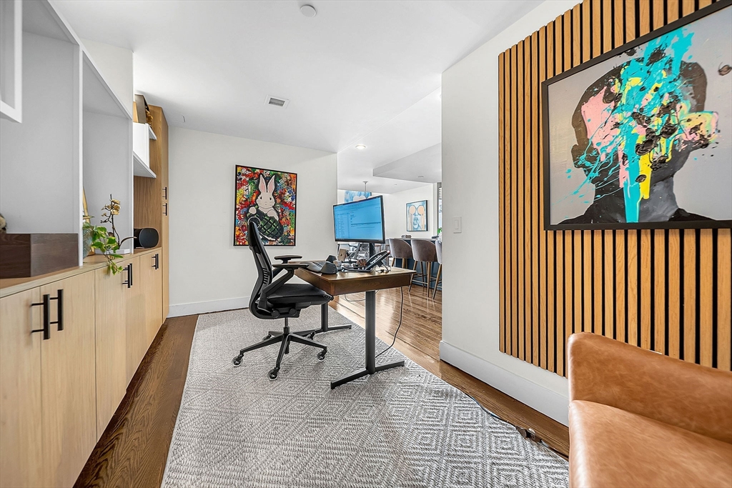 360 Newbury Street Unit: PH807