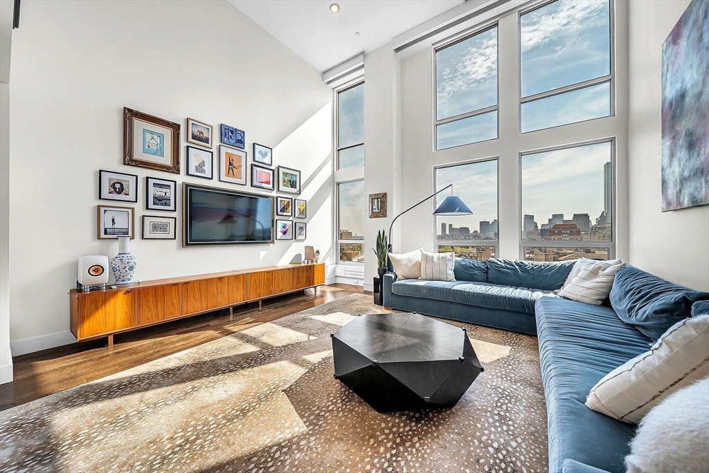 360 Newbury Street Unit: PH807
