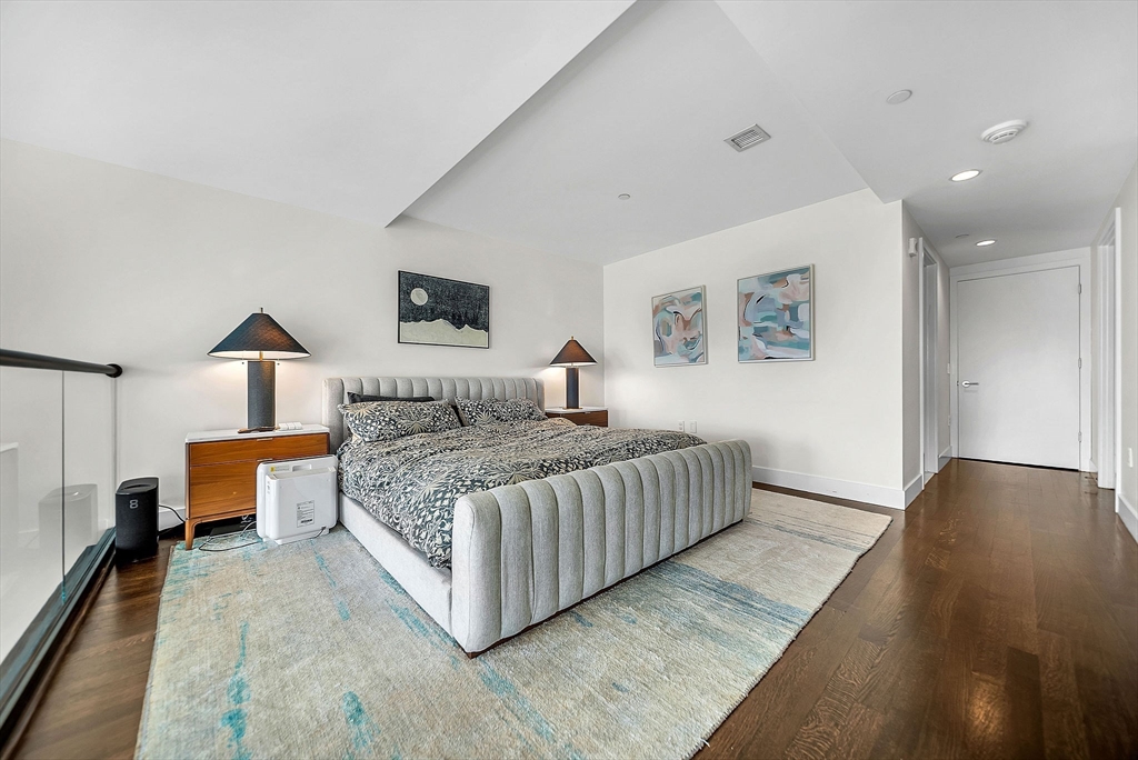 360 Newbury Street Unit: PH807