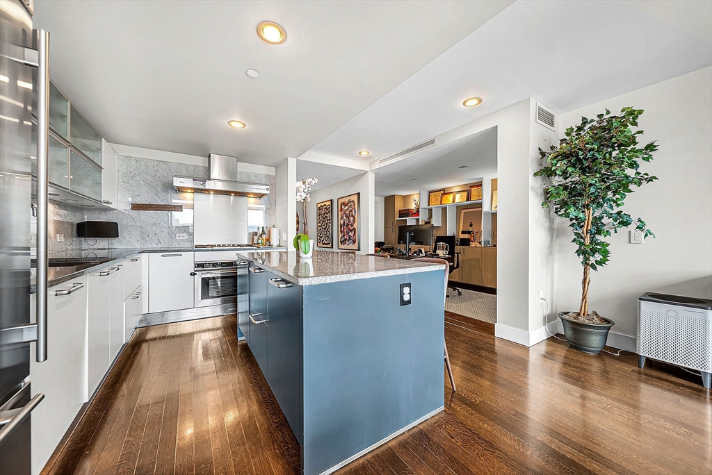 360 Newbury Street Unit: PH807