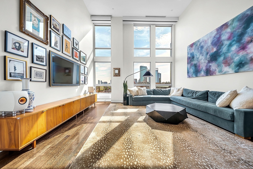 360 Newbury Street Unit: PH807