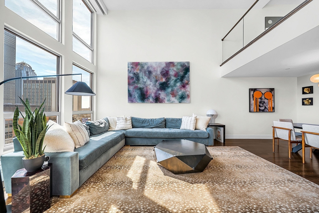 360 Newbury Street Unit: PH807