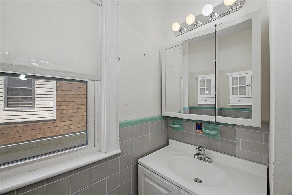 38 Monponset St