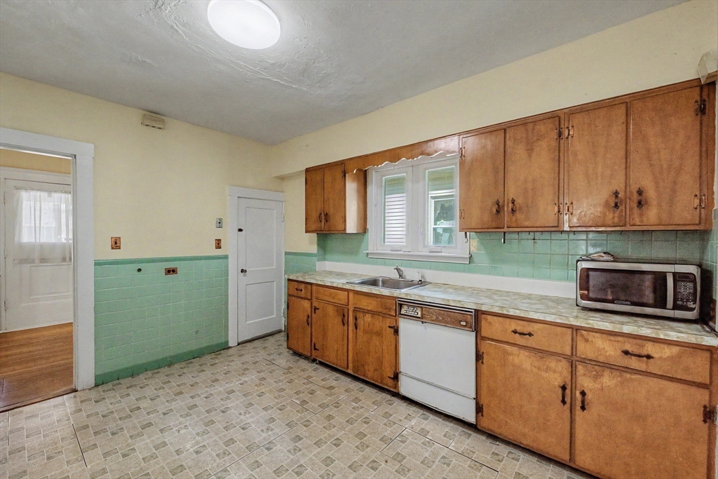 38 Monponset St