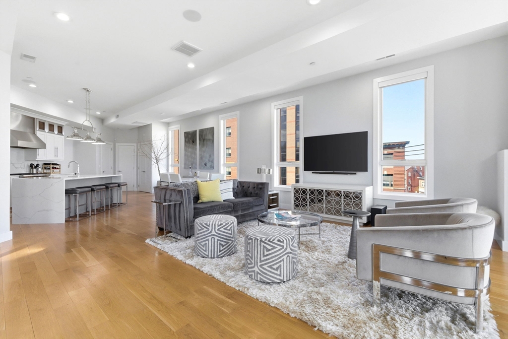 469 E 4th St # 2