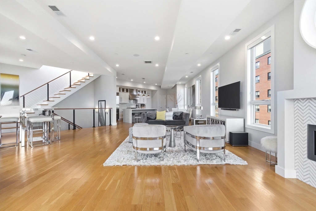 469 E 4th St # 2