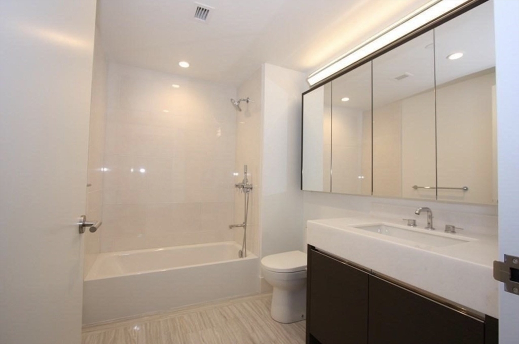 100 Lovejoy Wharf # 10M