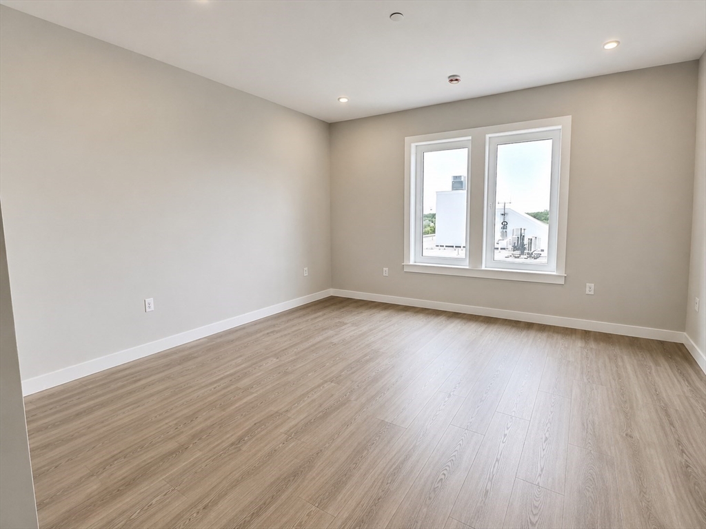 1305 Hyde Park Ave. # 211