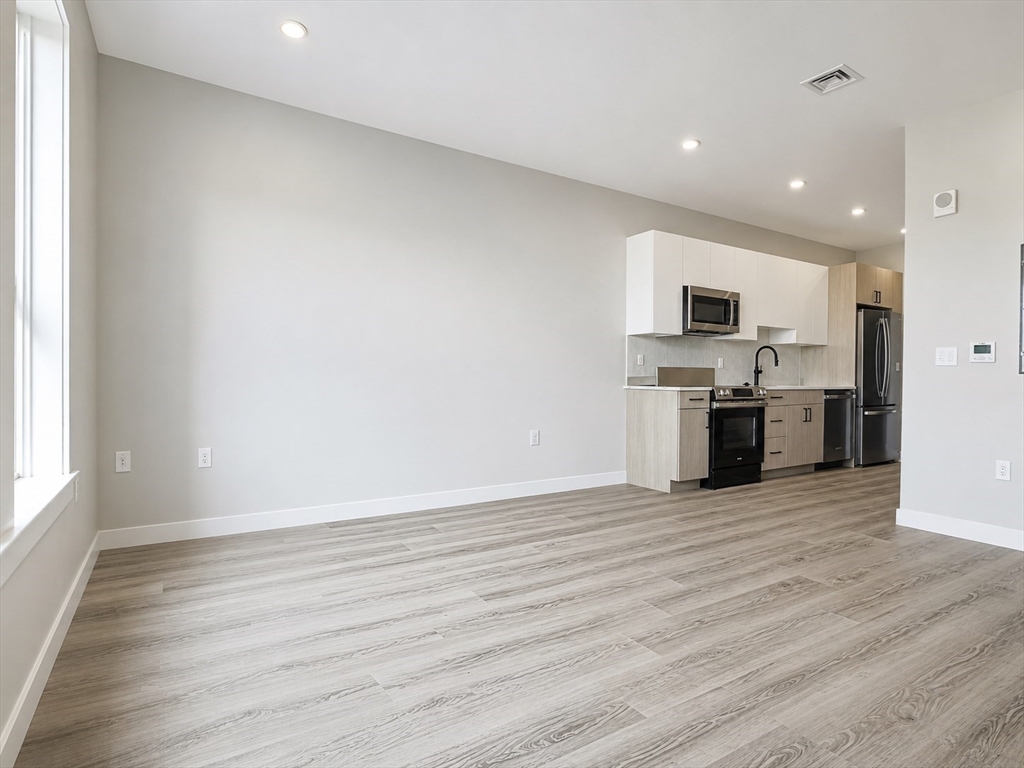 1305 Hyde Park Ave. # 211