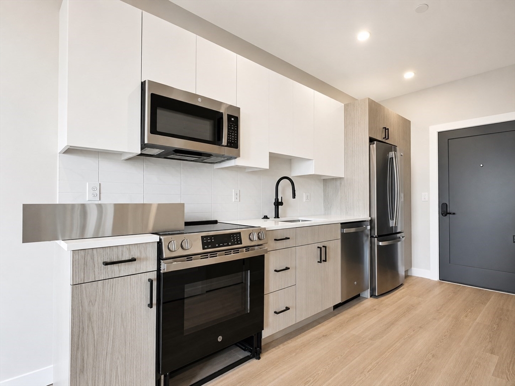 1305 Hyde Park Ave. # 211