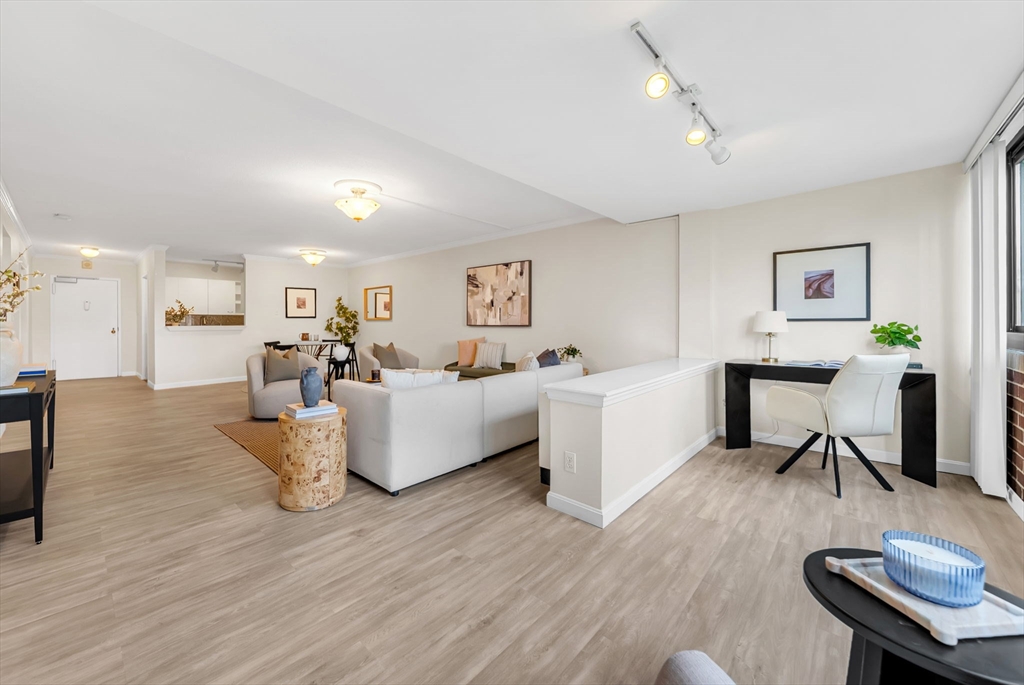 9 Hawthorne Pl # 7H