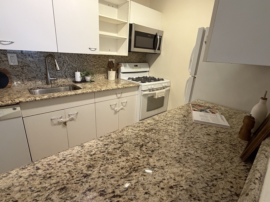9 Hawthorne Pl # 7H