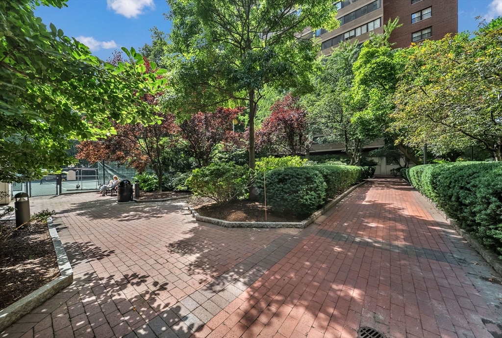9 Hawthorne Pl # 7H