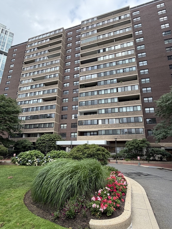9 Hawthorne Pl # 7H