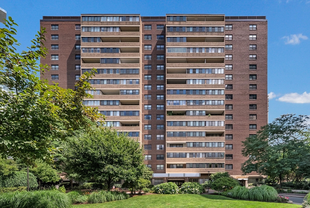 9 Hawthorne Pl # 7H