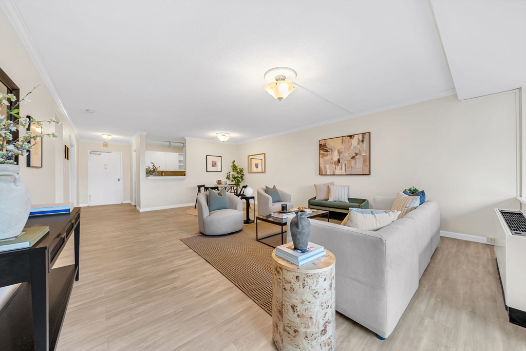 9 Hawthorne Pl # 7H
