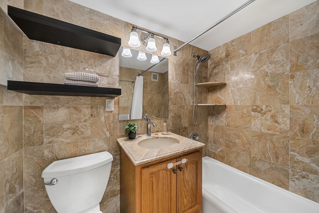 9 Hawthorne Pl # 7H