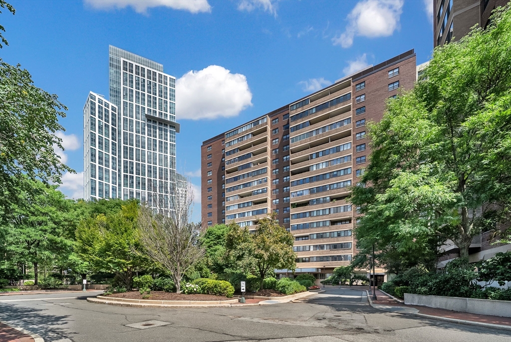 9 Hawthorne Pl # 7H