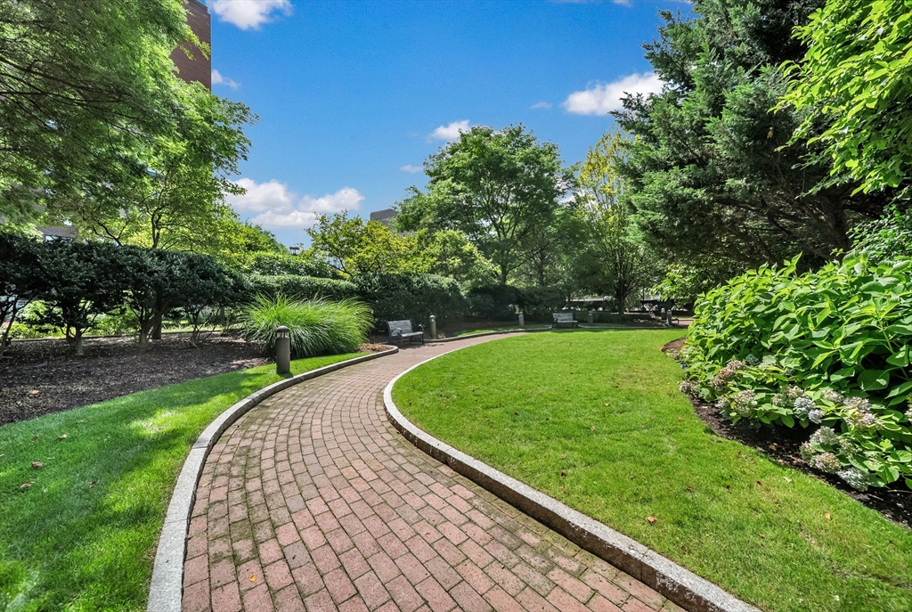 9 Hawthorne Pl # 7H