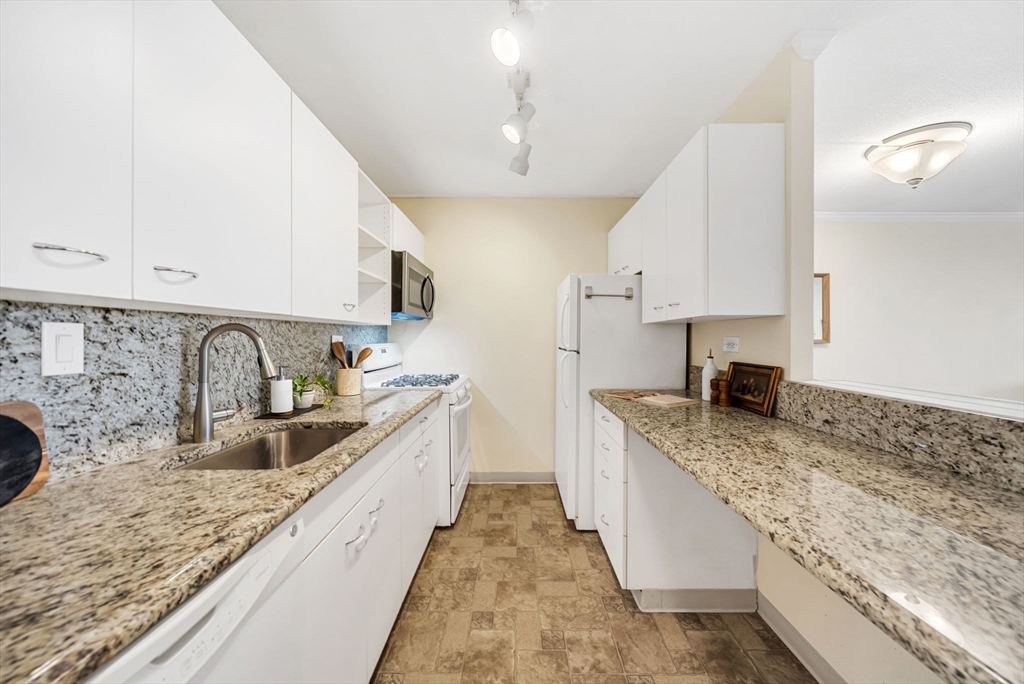 9 Hawthorne Pl # 7H