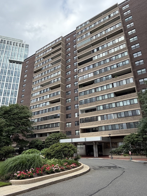 9 Hawthorne Pl # 7H