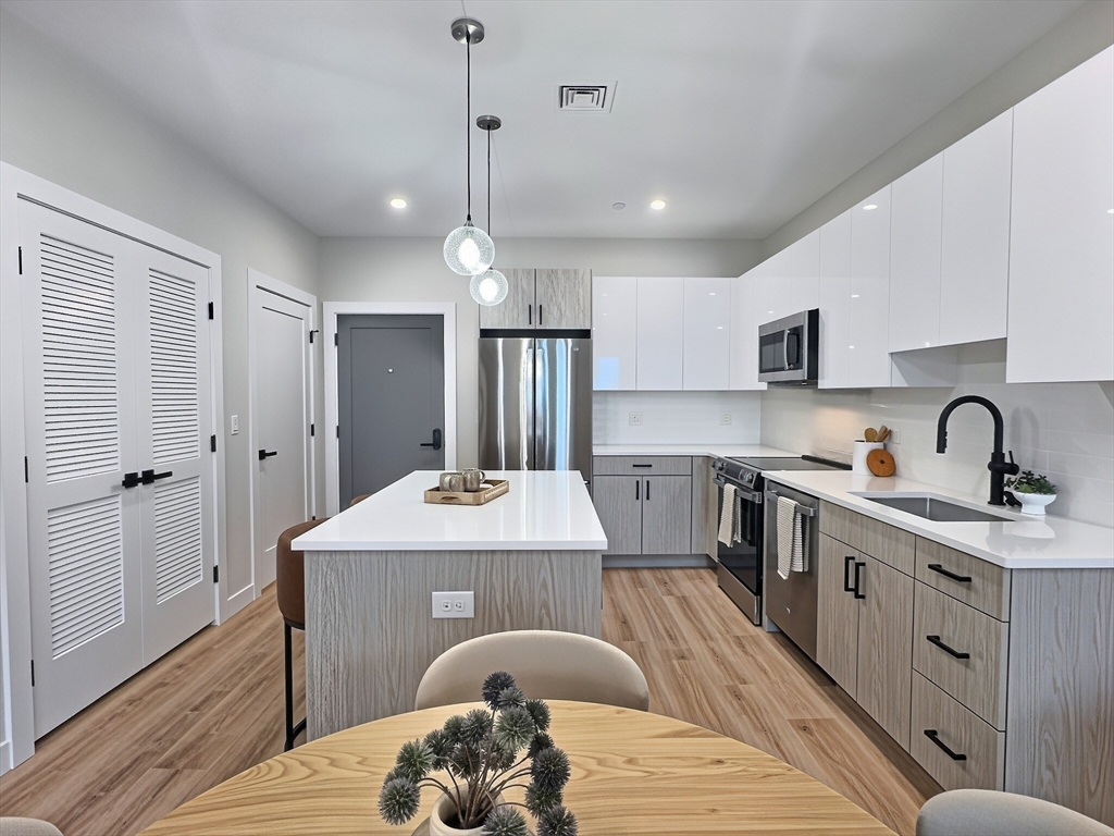 1305 Hyde Park Ave. # 209