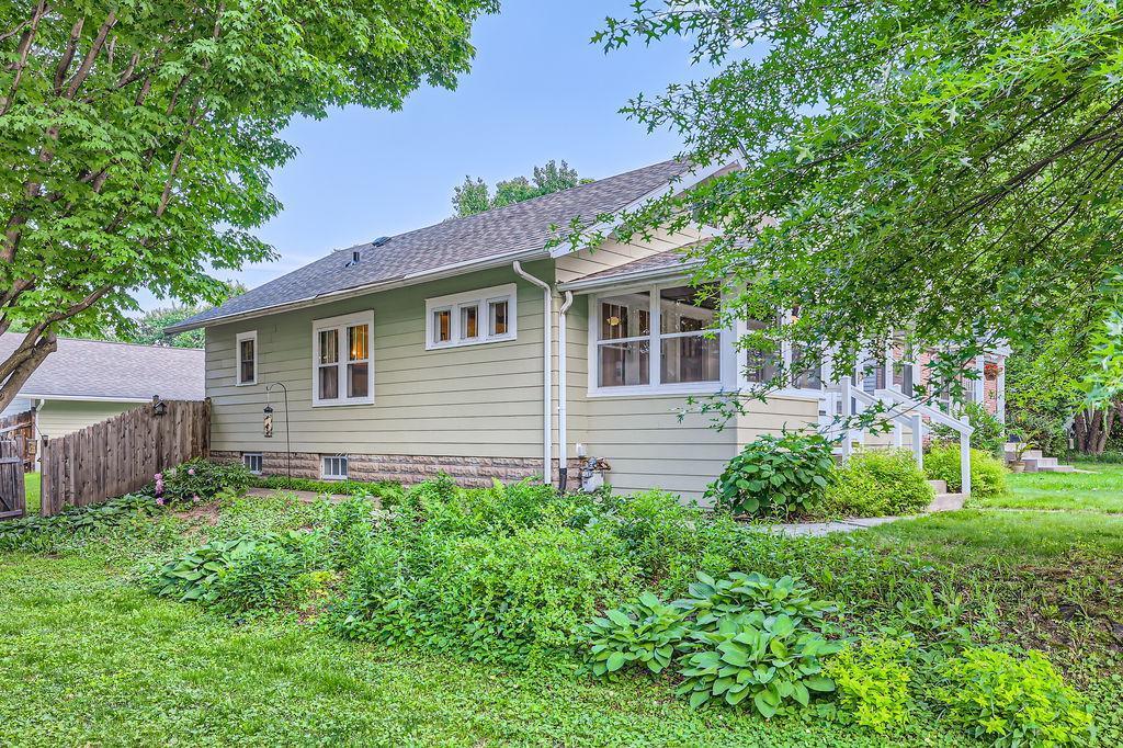 1260 Saint Albans Street N