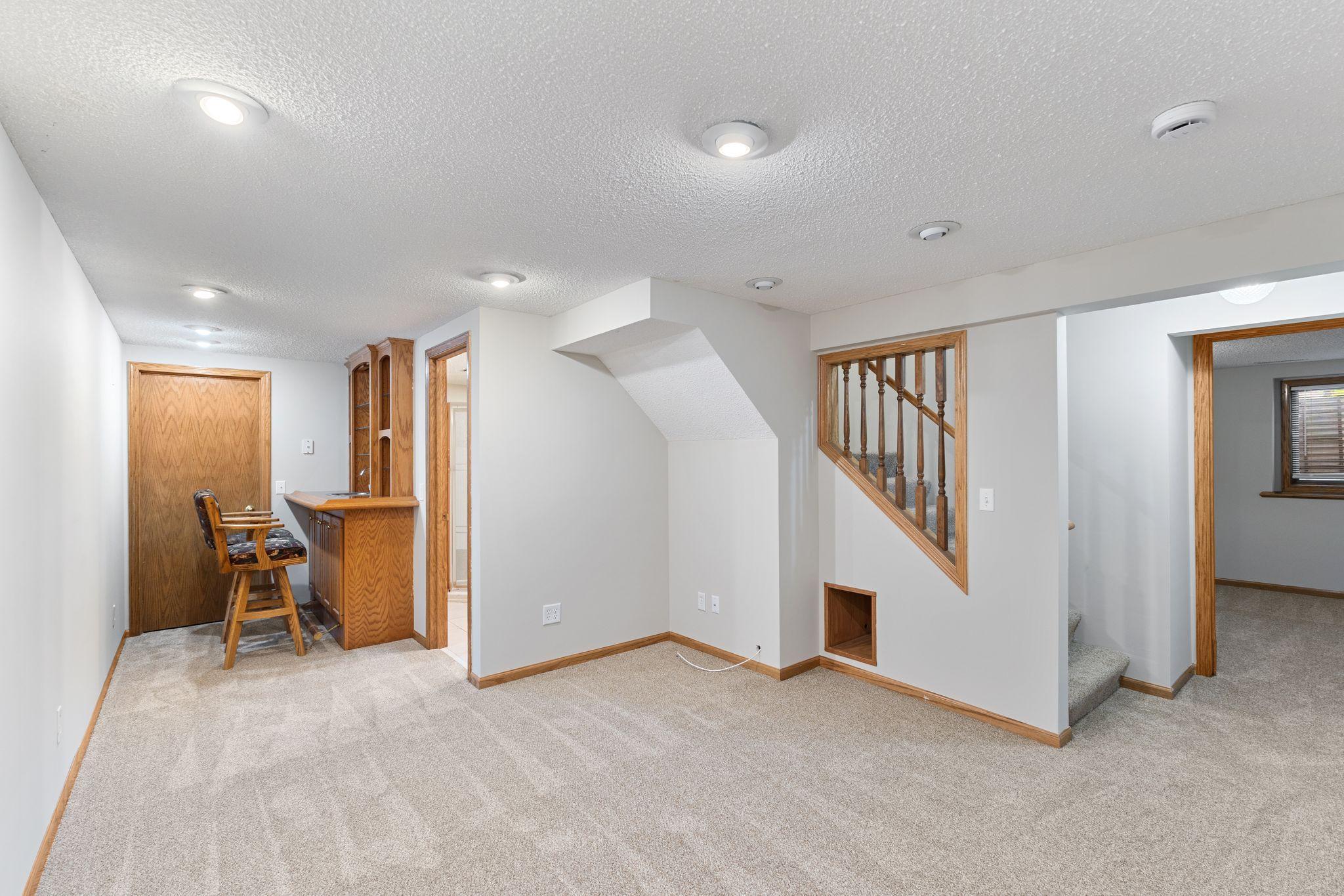 1077 Lovell Lane S